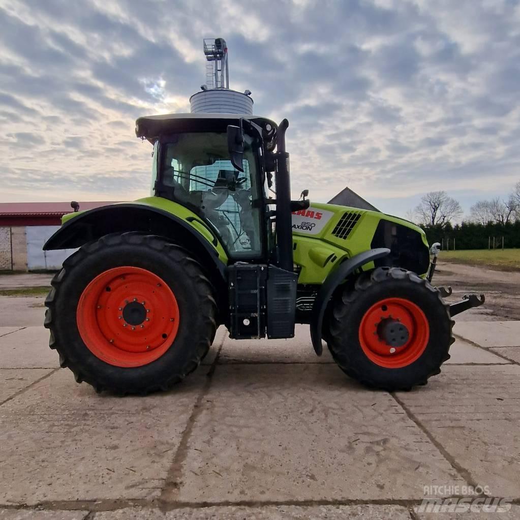 CLAAS Axion 850 Traktorji