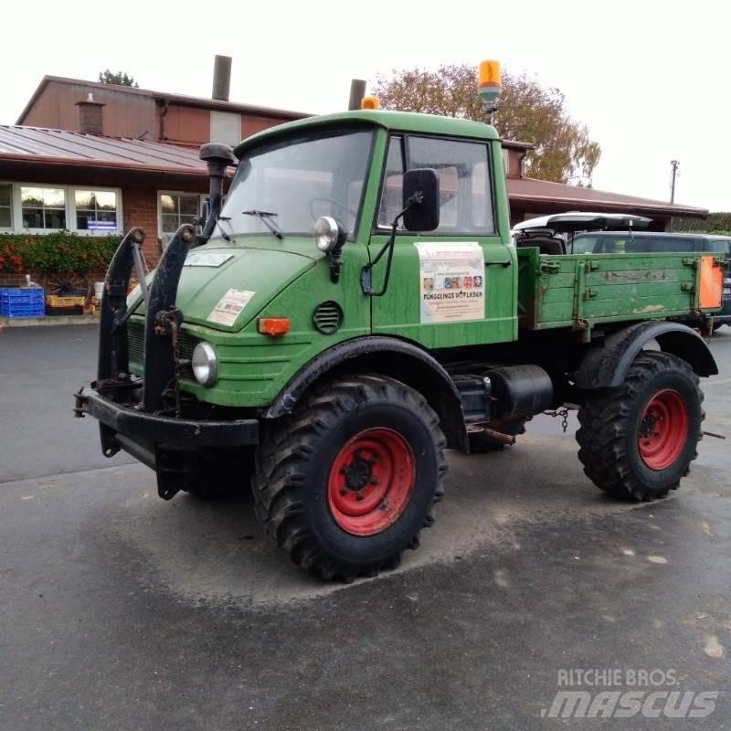 Mercedes-Benz U421 Traktorji