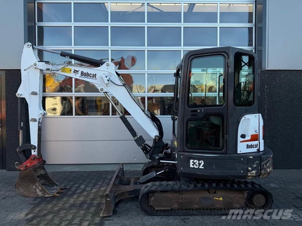 Bobcat E32 Mini bagri <7t