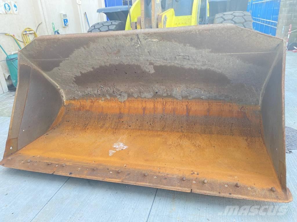 CASE 821G Kolesni nakladalci