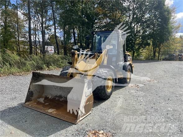 CAT 906M Kolesni nakladalci
