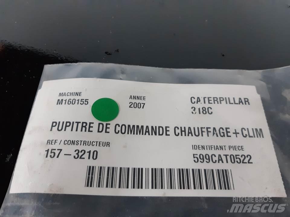 CAT 318C Kabine in notranjost