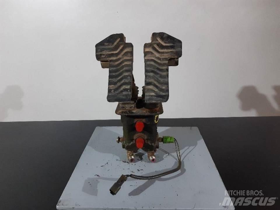 CAT 330C Kabine in notranjost