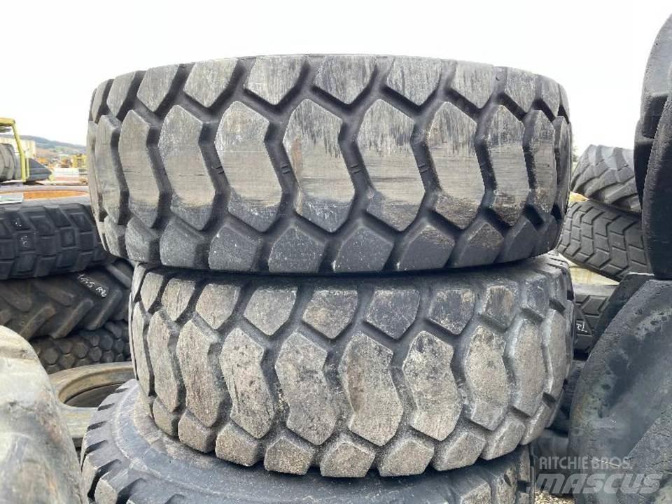 CAT 918M Gosenice