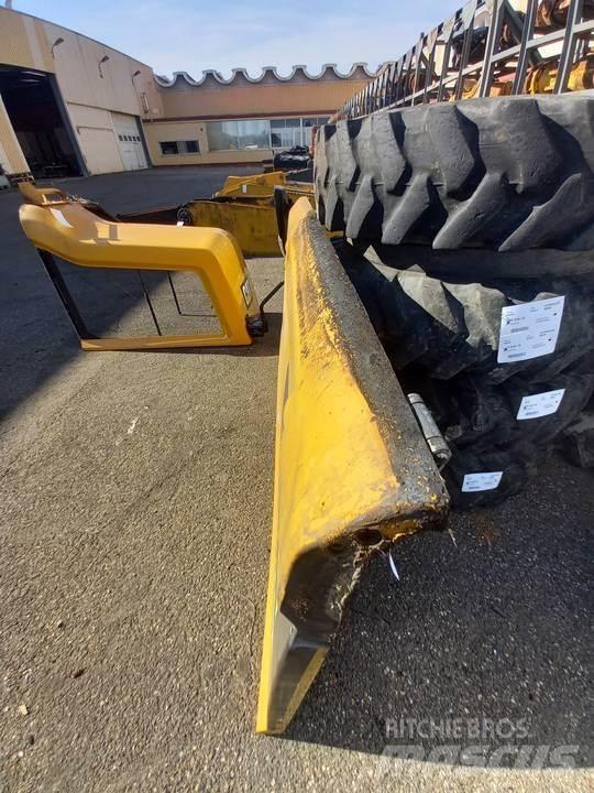 CAT M320F Kabine in notranjost
