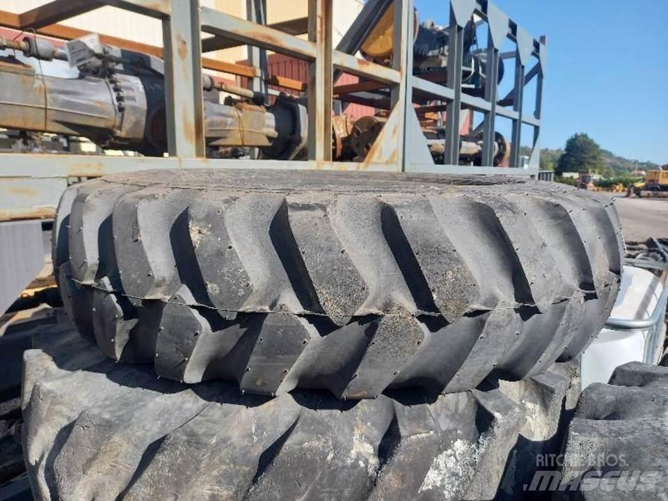 CAT M320F Gosenice