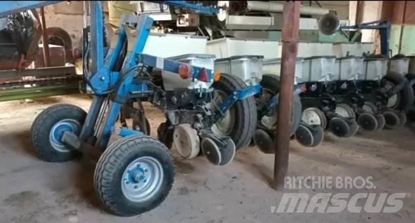  _JINÉ USA) Kinze - 3000 Traktorji