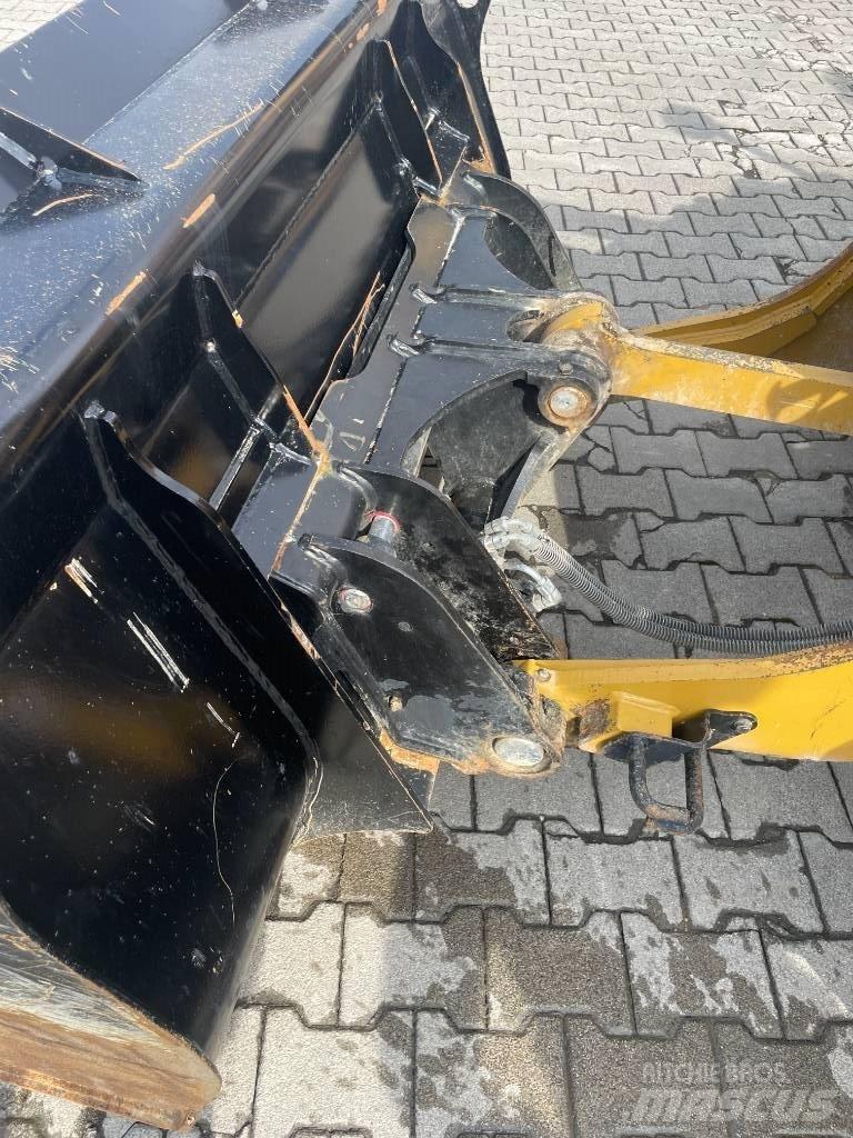 CAT 906 M Kolesni nakladalci
