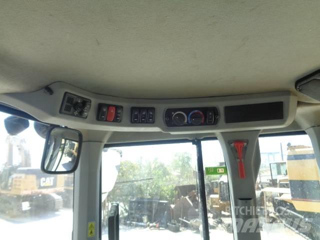 CAT 930M Kolesni nakladalci