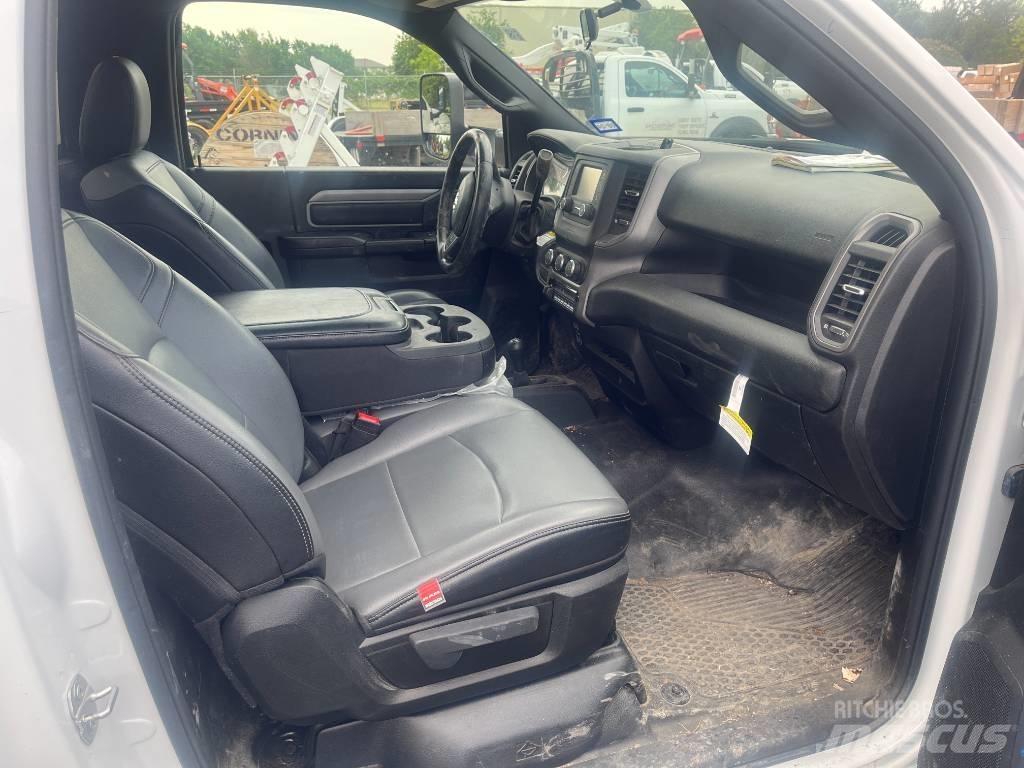 RAM 5500 Tovornjaki s kesonom/platojem