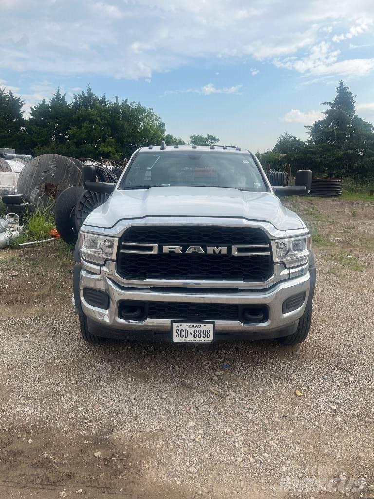 RAM 5500 Tovornjaki s kesonom/platojem