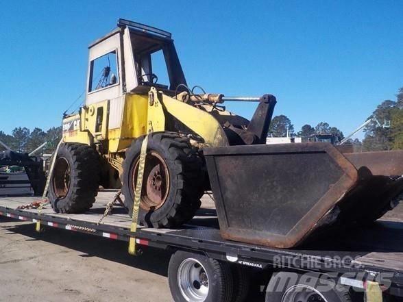 CAT 910 F Kolesni nakladalci
