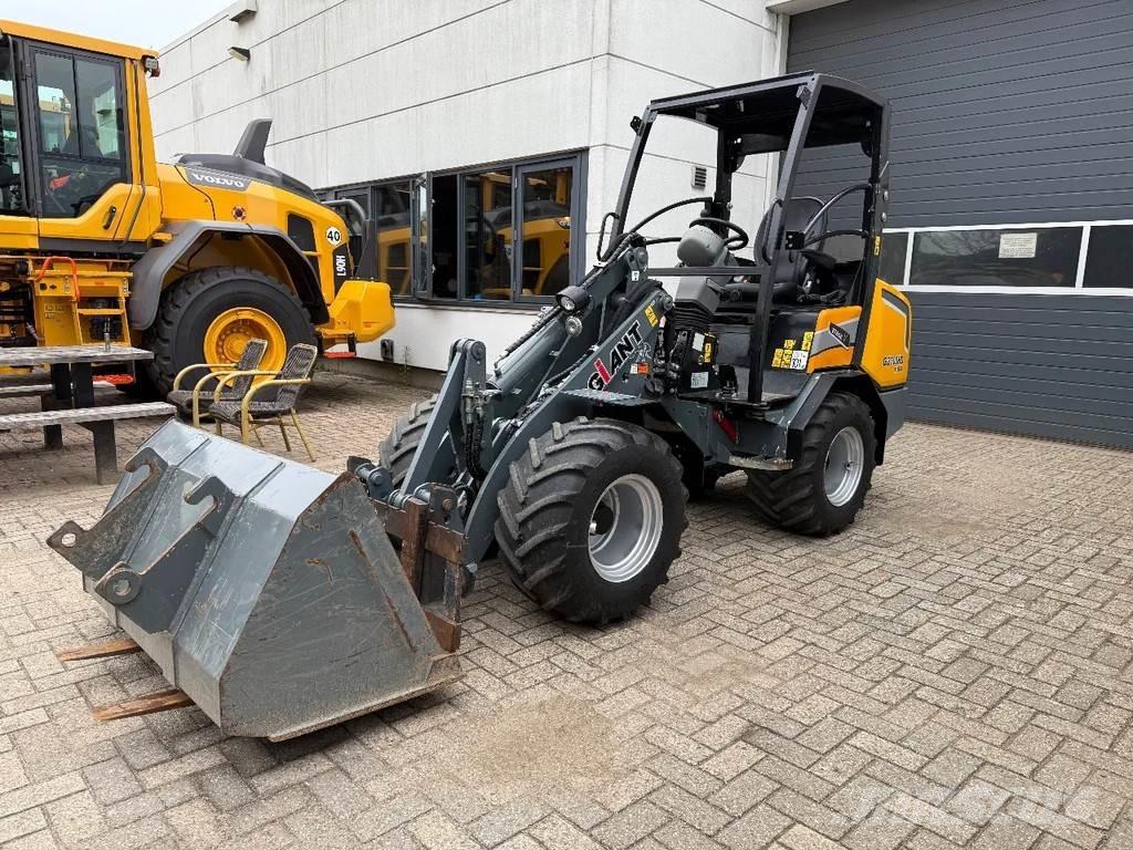 GiANT G2700 Kolesni nakladalci