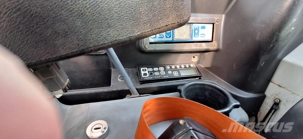 Takeuchi TB 295W Bagri na kolesih