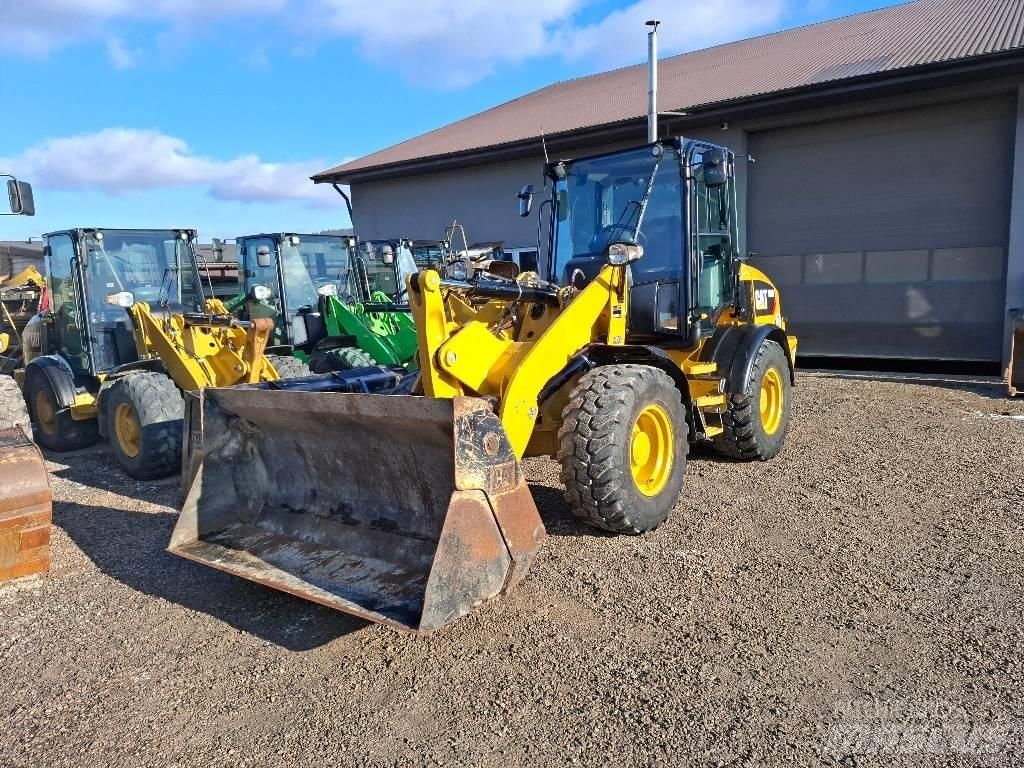 CAT 908M Kolesni nakladalci