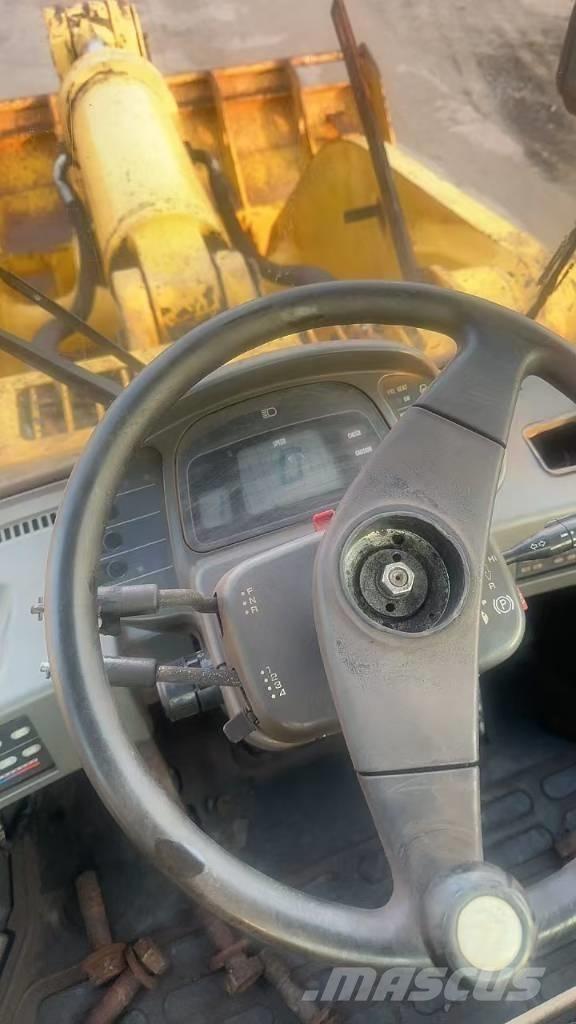 Komatsu WA 600-6 Kolesni nakladalci