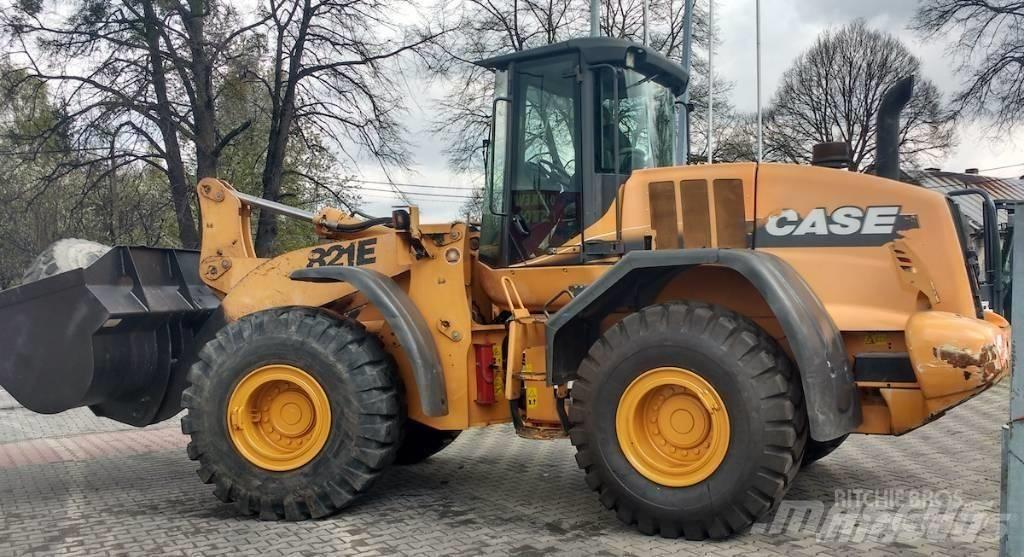 CASE 821 E Kolesni nakladalci
