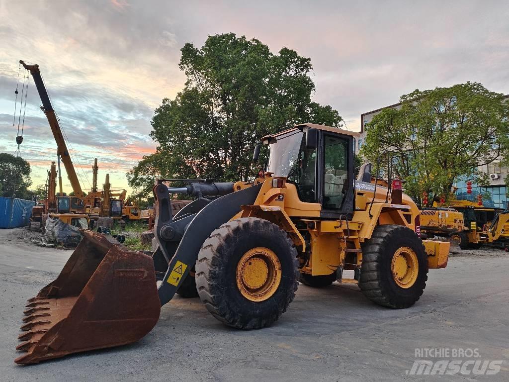 Volvo L 120 Kolesni nakladalci