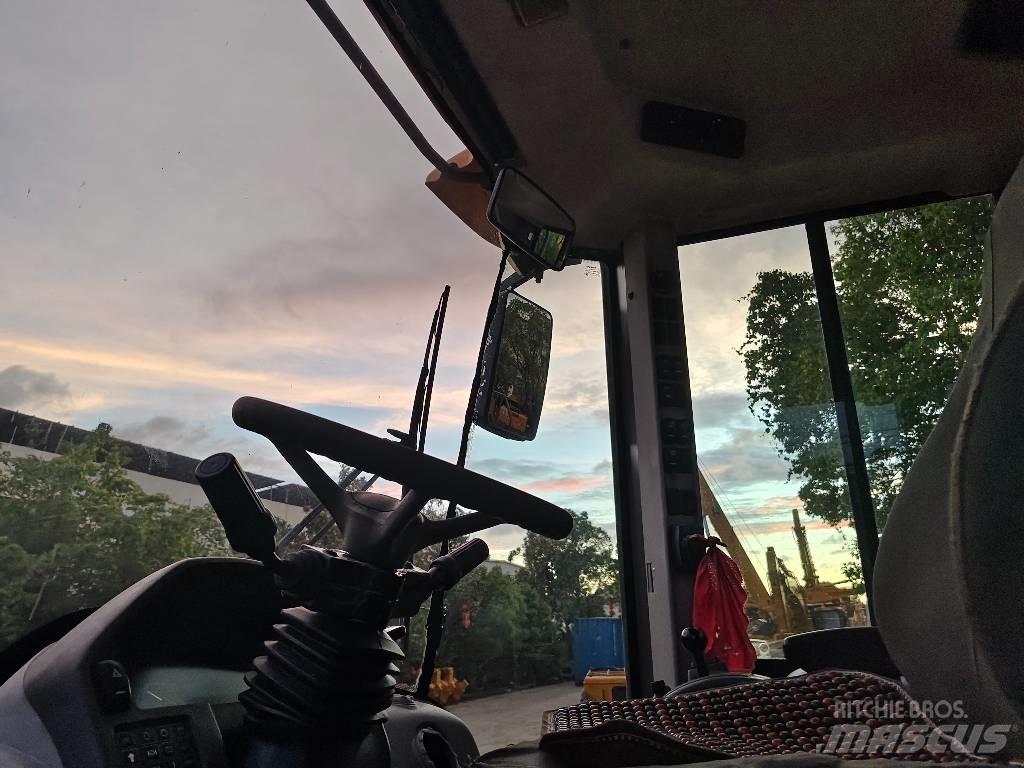 Volvo L 120 Kolesni nakladalci