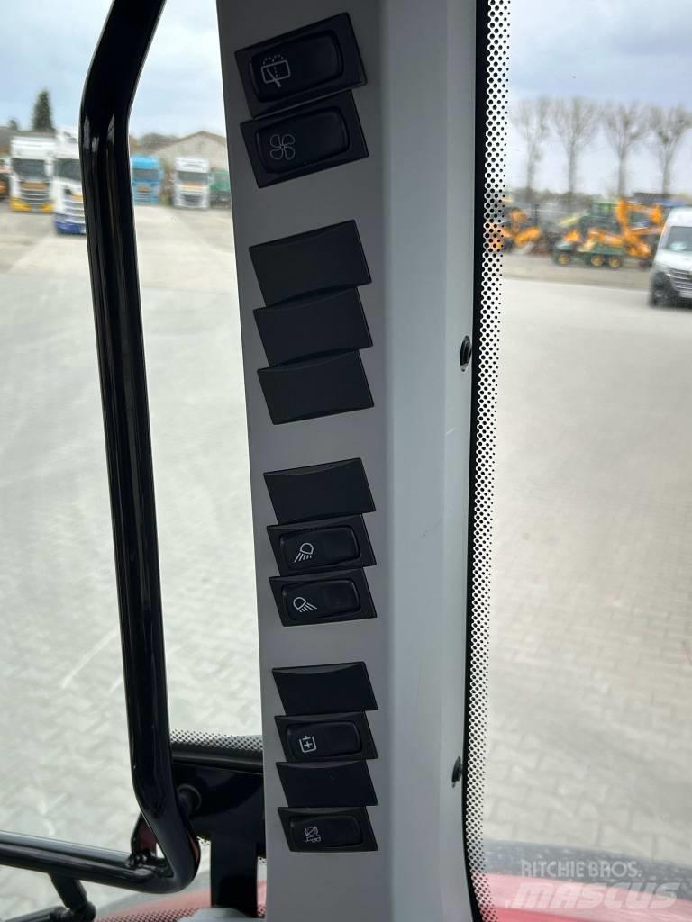 Valtra A 104 Traktorji