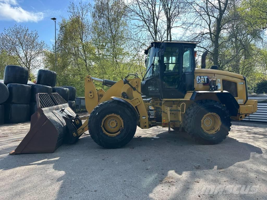 CAT 930M new tires! Kolesni nakladalci