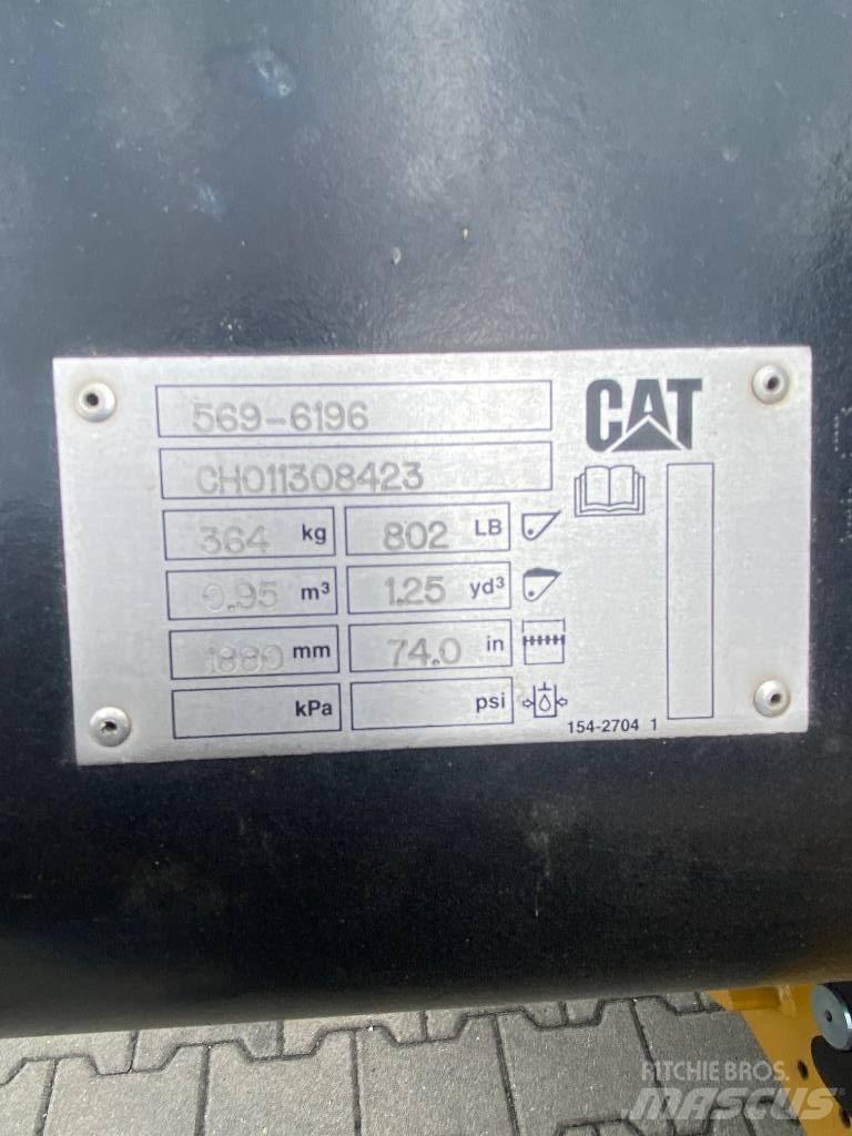 CAT 906 Kolesni nakladalci