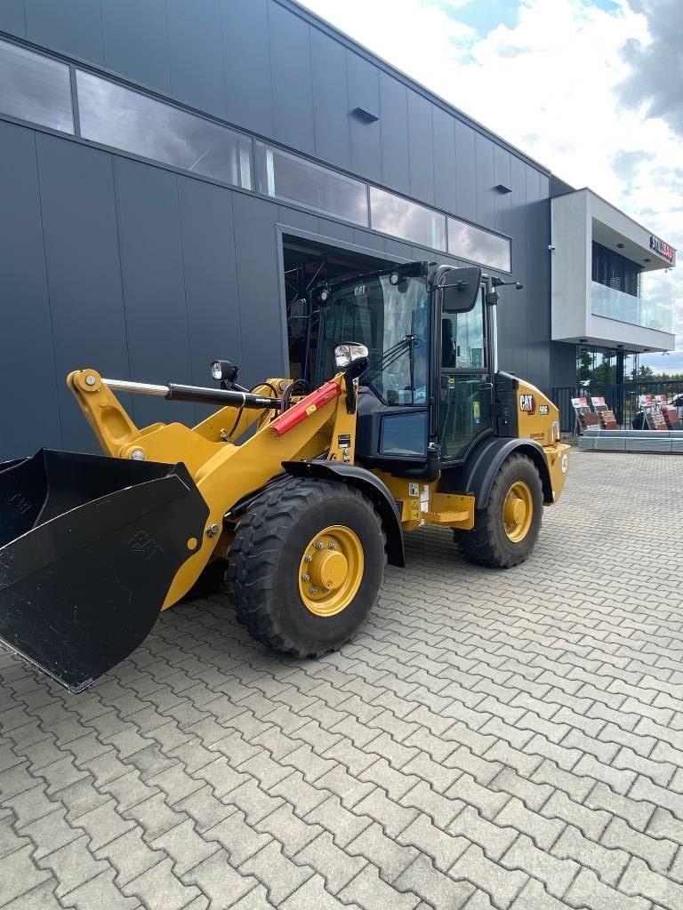 CAT 906 Kolesni nakladalci