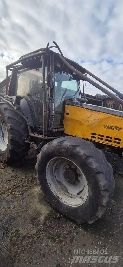Valtra 6850 Traktorji