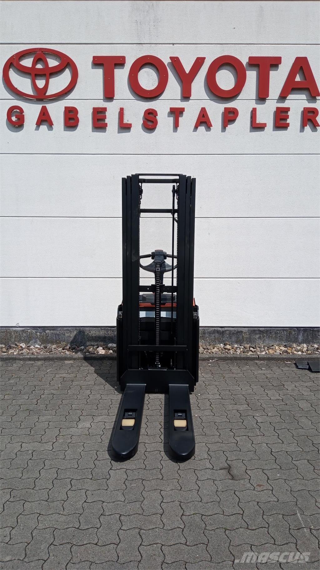 Toyota SWE140L Samopogonski ročni viličarji