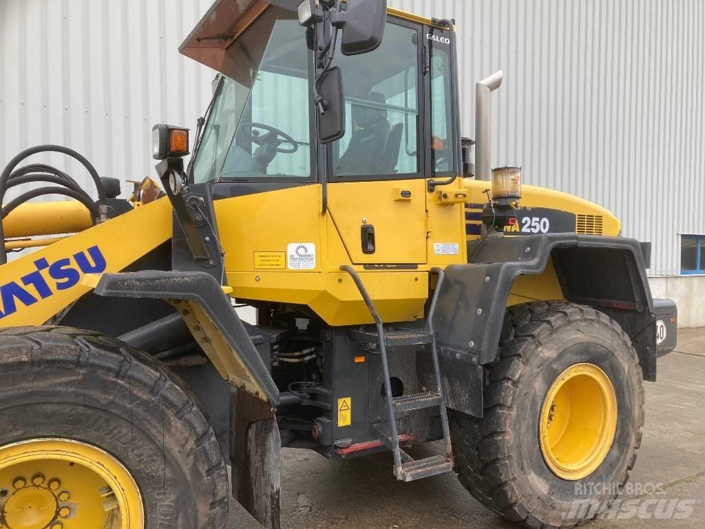 Komatsu WA 250 Kolesni nakladalci