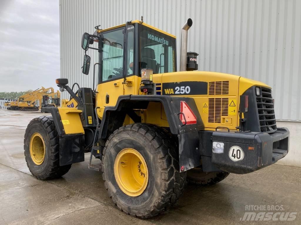 Komatsu WA 250 Kolesni nakladalci