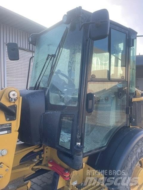 CAT 906 Kolesni nakladalci