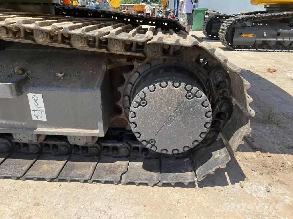 Komatsu 220 Bagri goseničarji