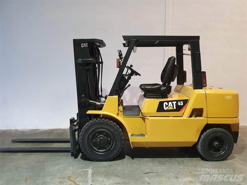 CAT DP45K2 MC Dizelski viličarji