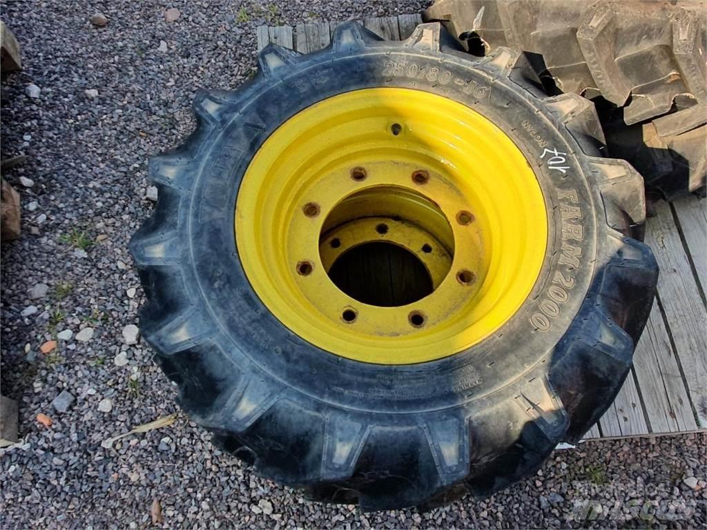 BKT 250/80-16 x2 Gume, kolesa in platišča
