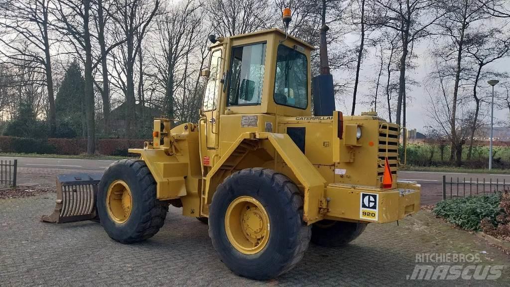 CAT 920 Kolesni nakladalci
