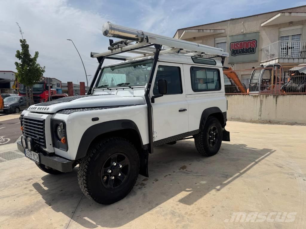 Land Rover Defender Avtomobili