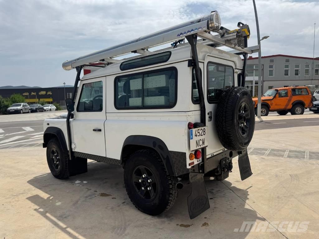 Land Rover Defender Avtomobili