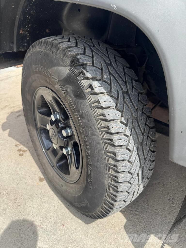 Land Rover Defender Avtomobili