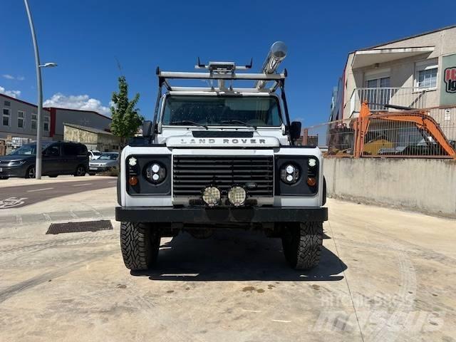 Land Rover Defender Avtomobili