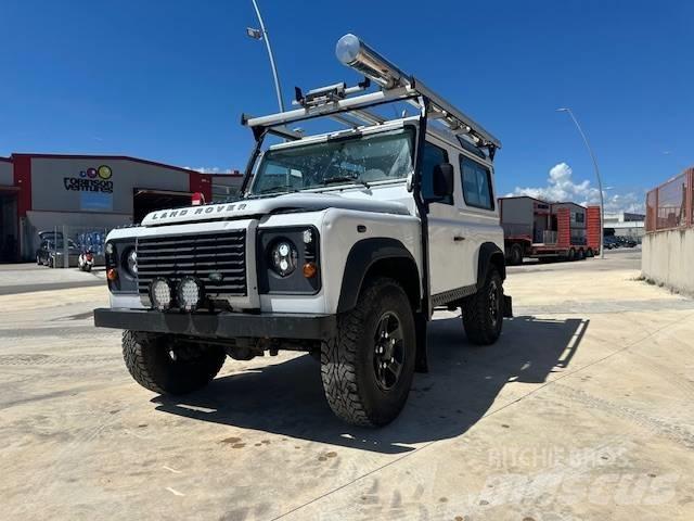 Land Rover Defender Avtomobili