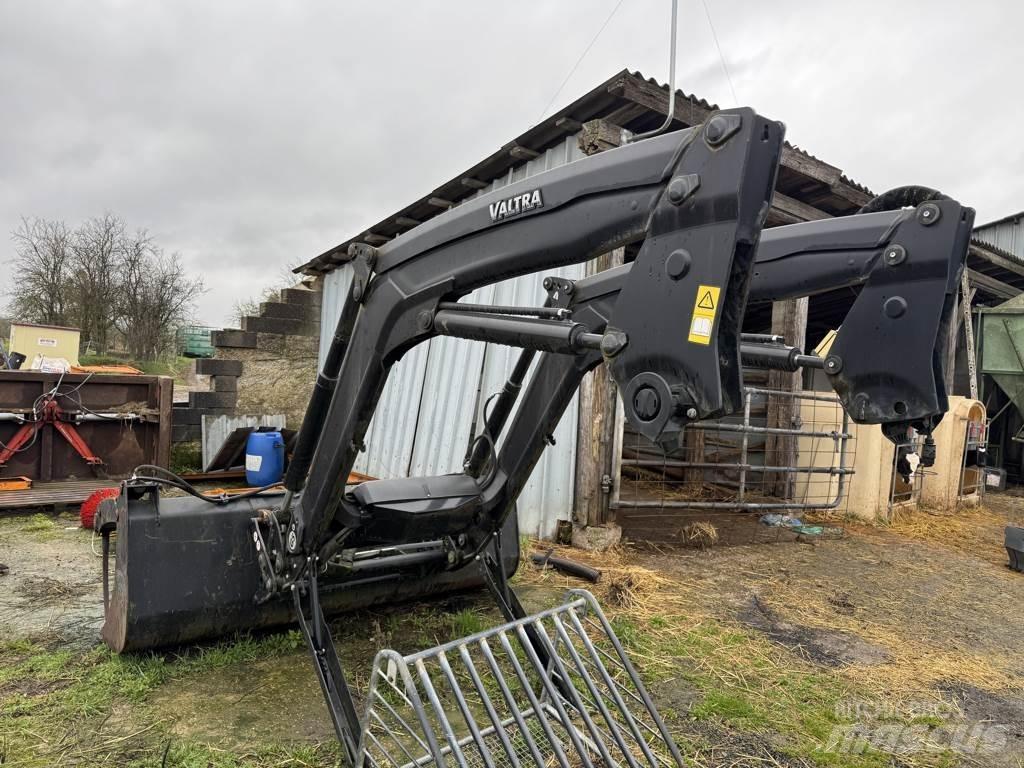 Valtra N174 Traktorji