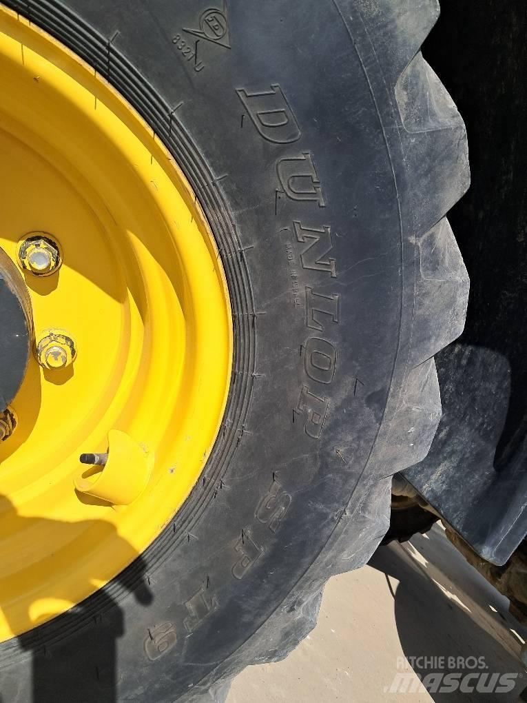 Komatsu WA100M-8 Kolesni nakladalci
