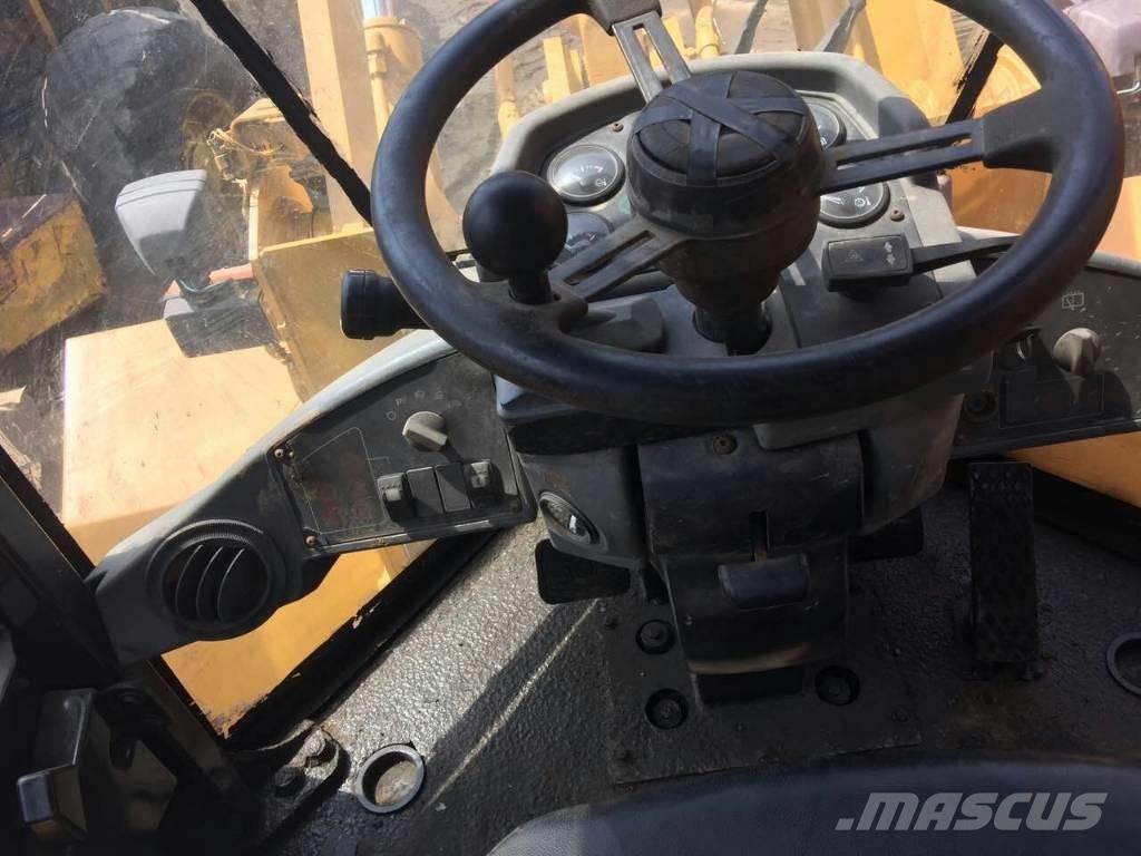 CAT 938 F Kolesni nakladalci