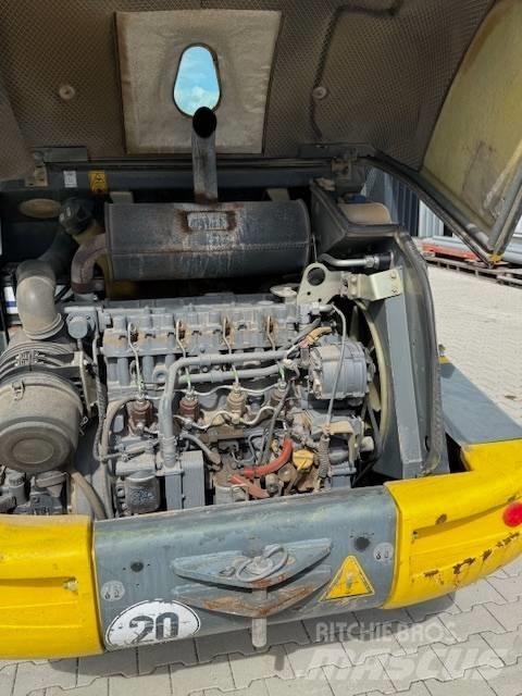 Kramer 750 Kolesni nakladalci