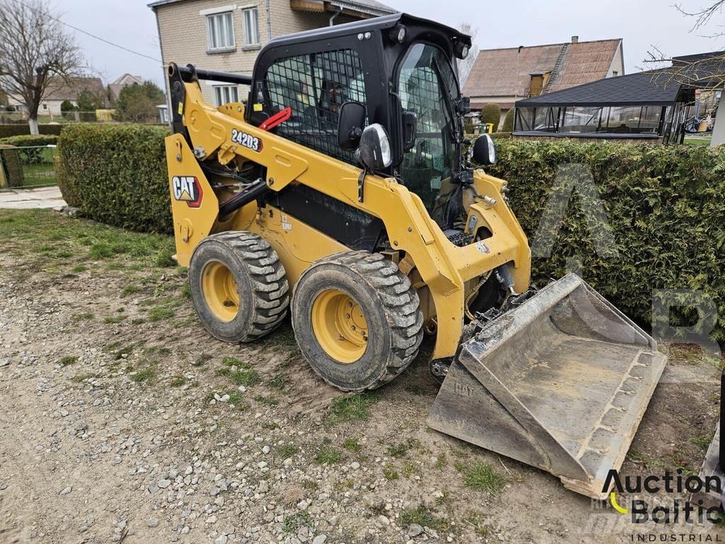 CAT 242 D 3 Skid steer mini nakladalci