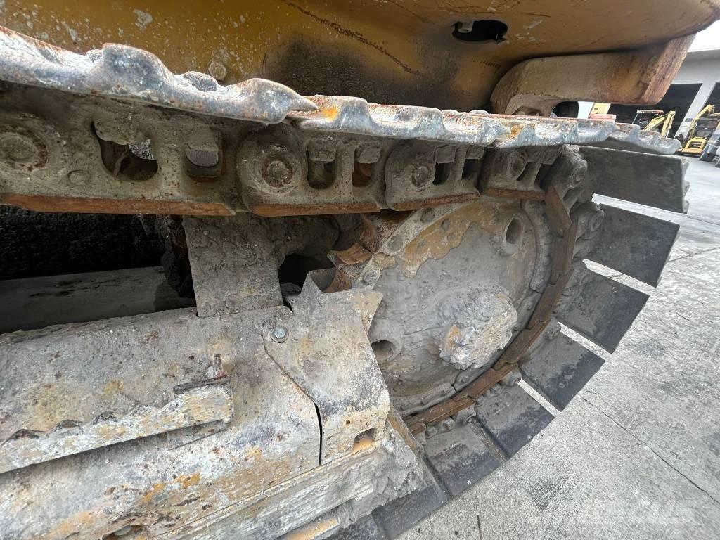 CAT D 3 C III Buldožerji goseničarji