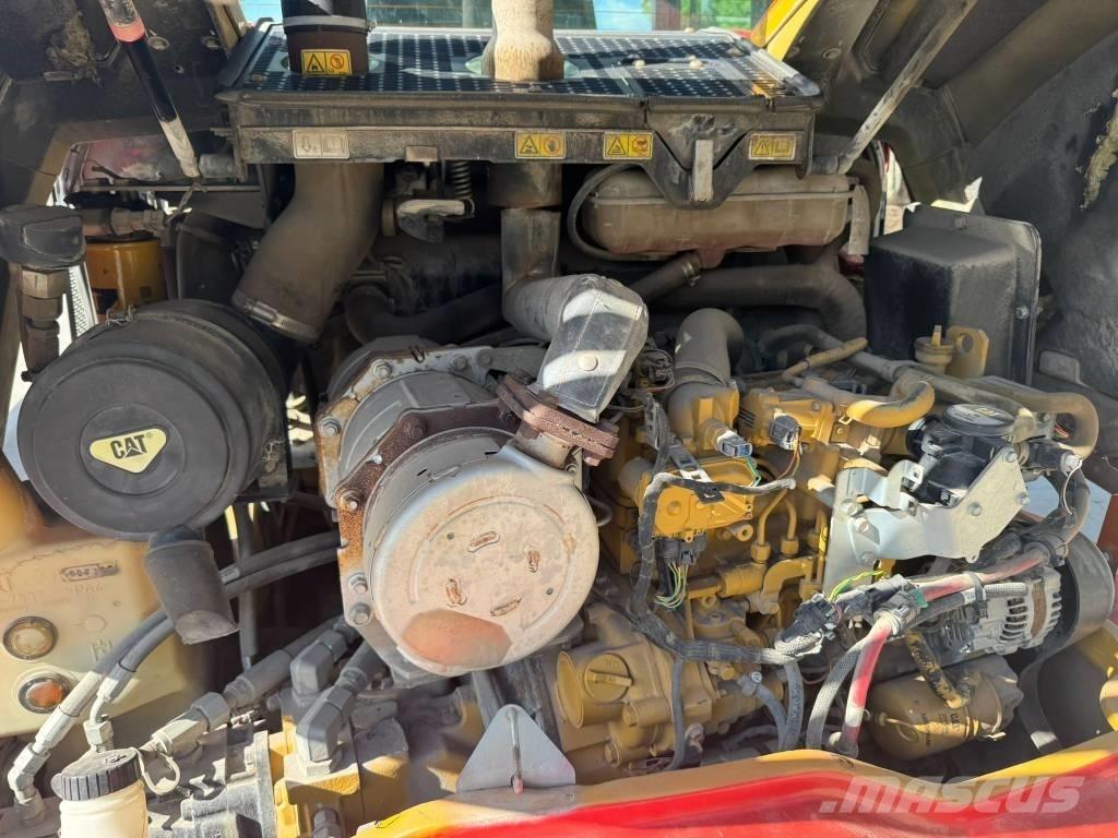 CAT 906M Kolesni nakladalci