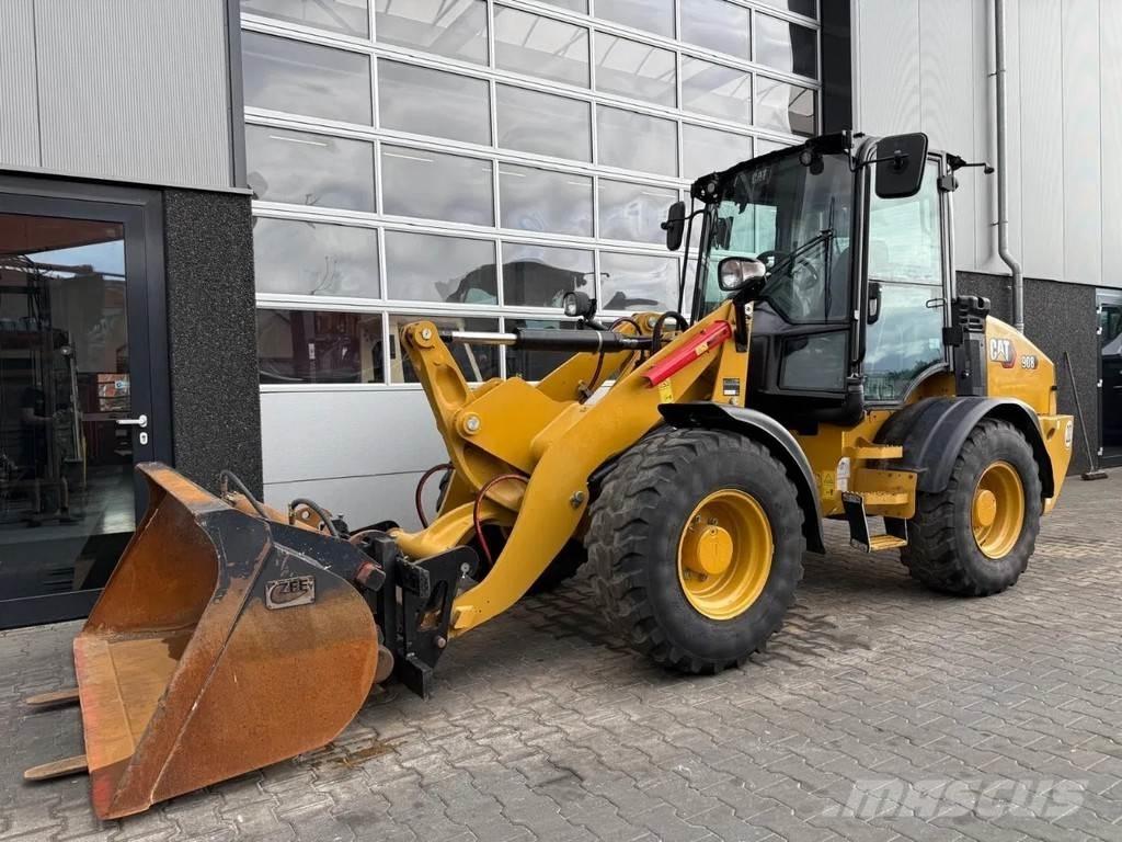 CAT 908 Kolesni nakladalci
