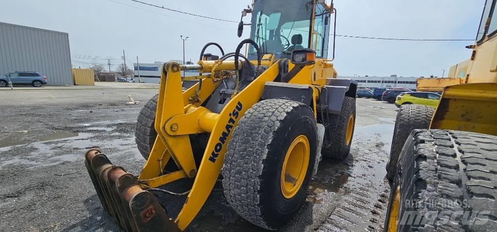 Komatsu WA 200 Kolesni nakladalci